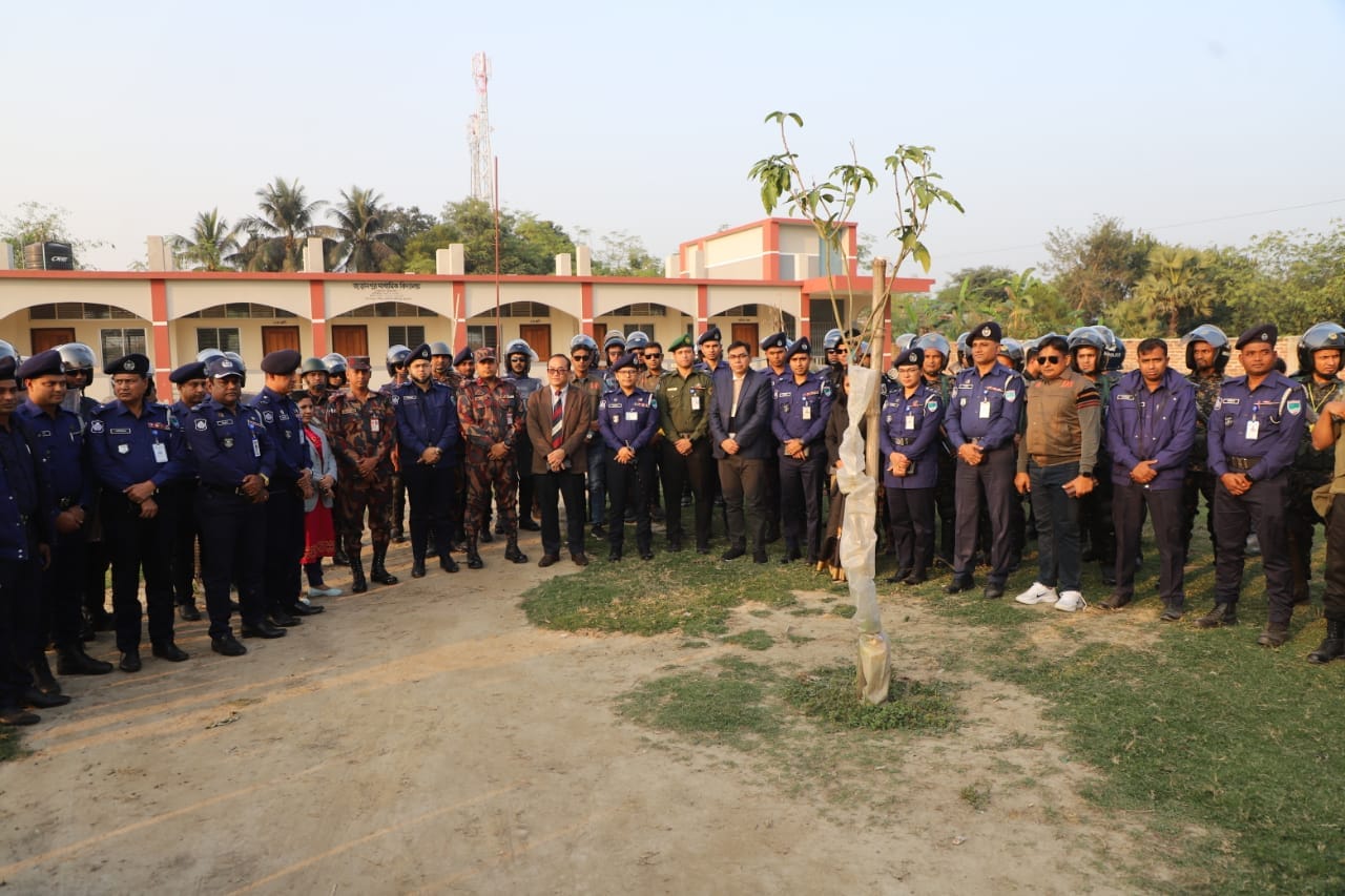 নির্বাচন উপলক্ষে চুয়াডাঙ্গা জেলা প্রশাসন, পুলিশ, র‌্যাব, বিজিবি ও আনসার বাহিনীর যৌথ মহড়া