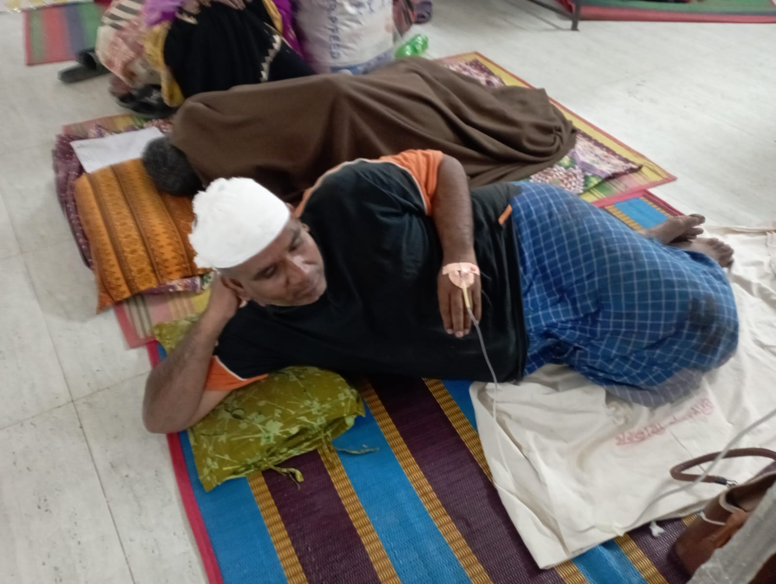 ছেলেকে না পেয়ে বাবা-মাকে পিটিয়ে জখম