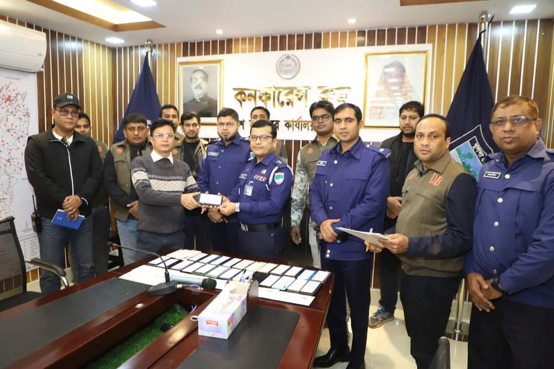 চুয়াডাঙ্গায় হারানো ৩০টি মোবাইল ও বিকাশের টাকা উদ্ধার করে প্রকৃত মালিককে হস্তান্তর করল পুলিশ