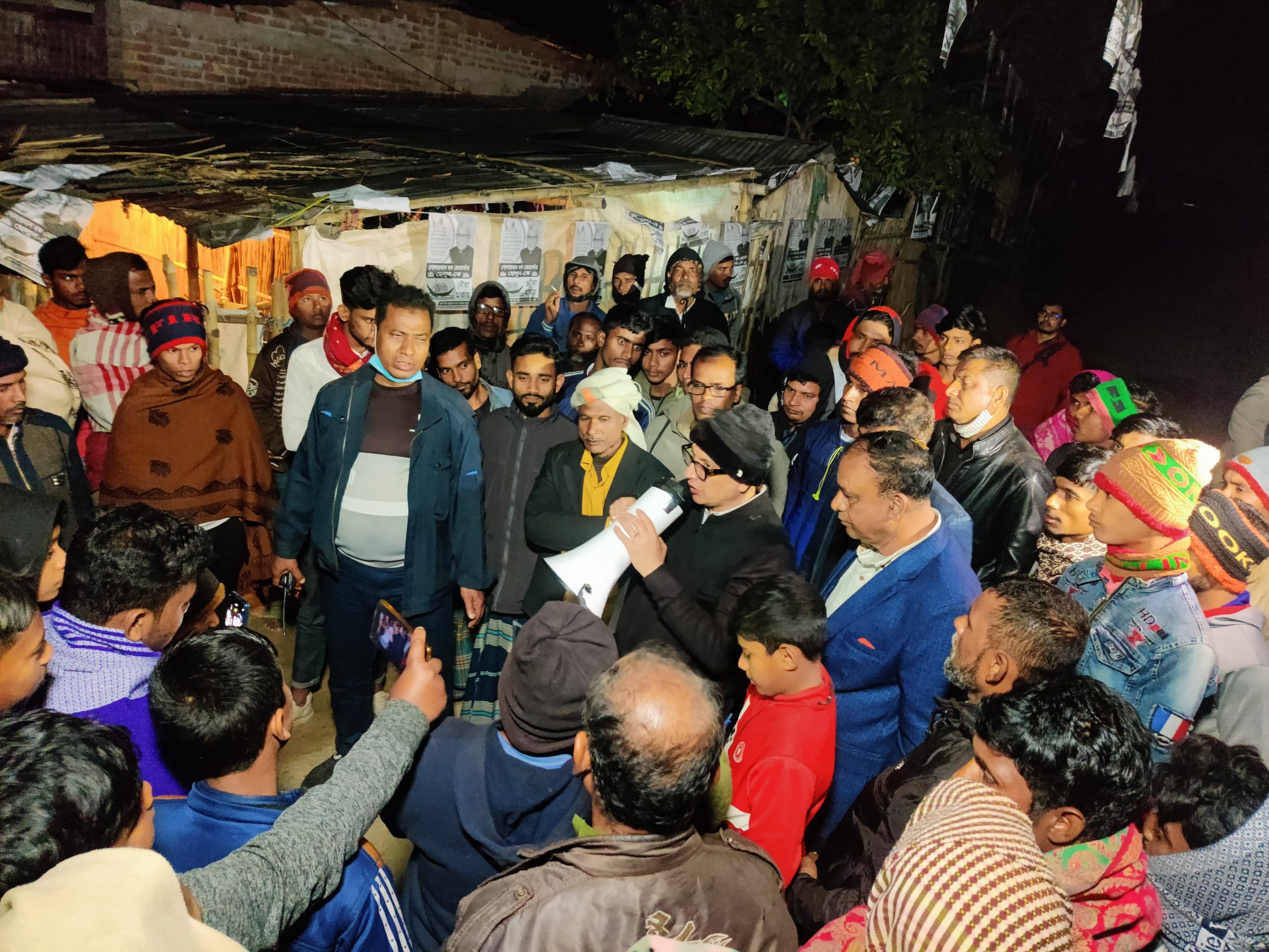 খাদিমপুর ইউনিয়নের বিভিন্ন স্থানে গণসংযোগকালে ঈগলের প্রার্থী দিলীপ কুমার আগরওয়ালা
