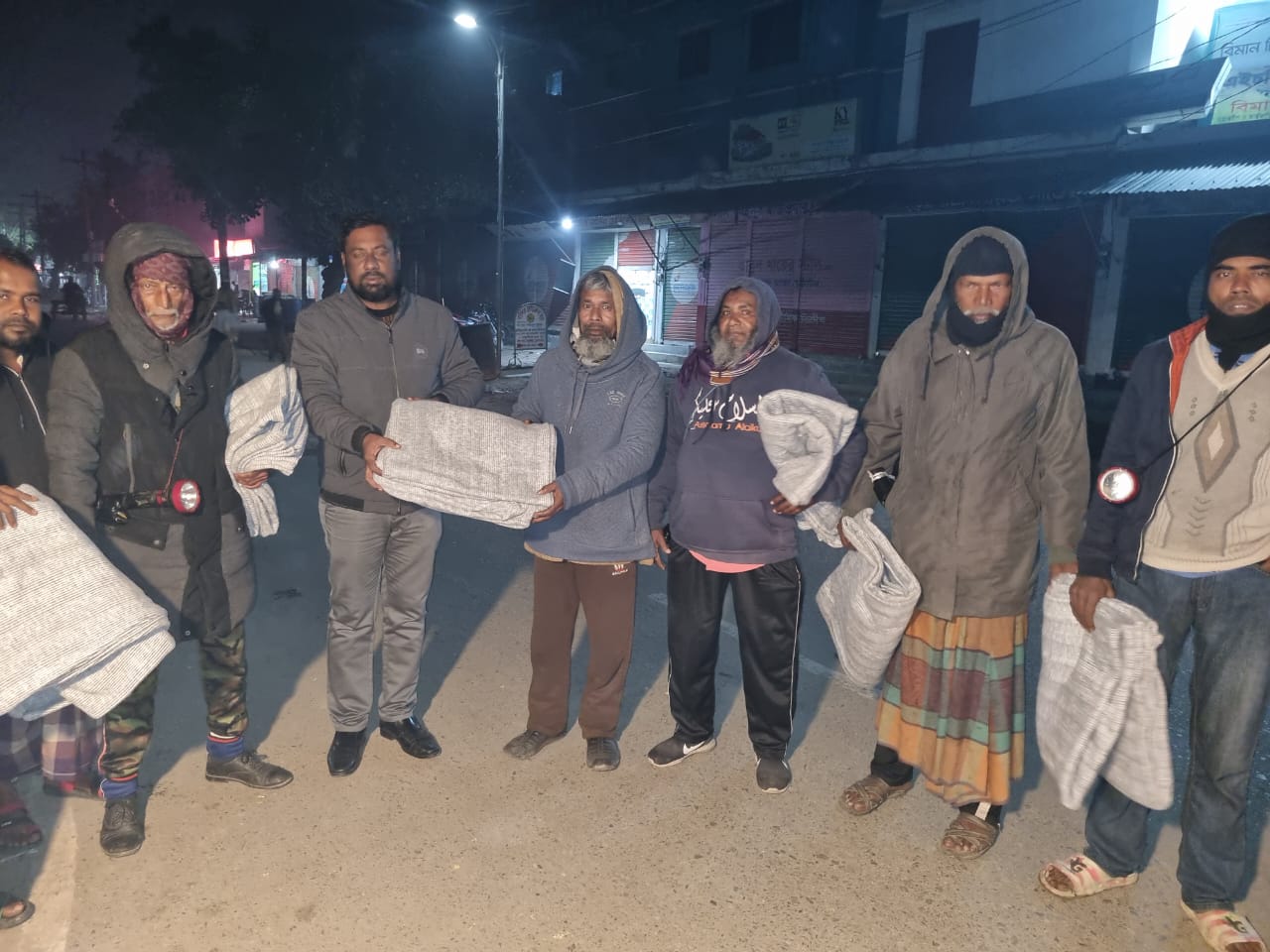 দামুড়হুদায় নৈশপ্রহরীদের মাঝে কম্বল বিতরণ
