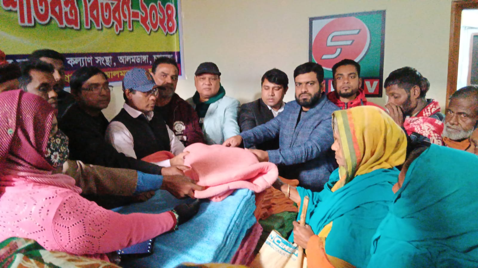 আলমডাঙ্গায় শীতার্ত মানুষের মাঝে কম্বল বিতরণ