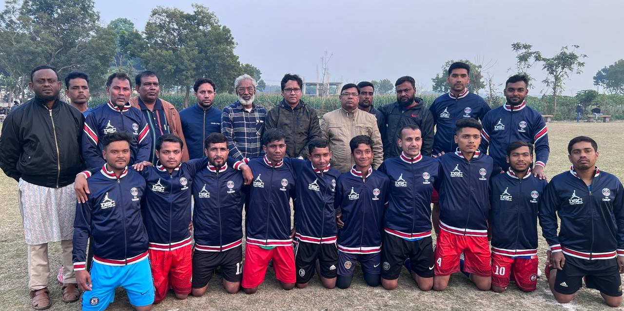 দামুড়হুদা স্পোর্টিং ক্লাবের খেলোয়াড়দের মাঝে ট্রাকস্যুট বিতরণ