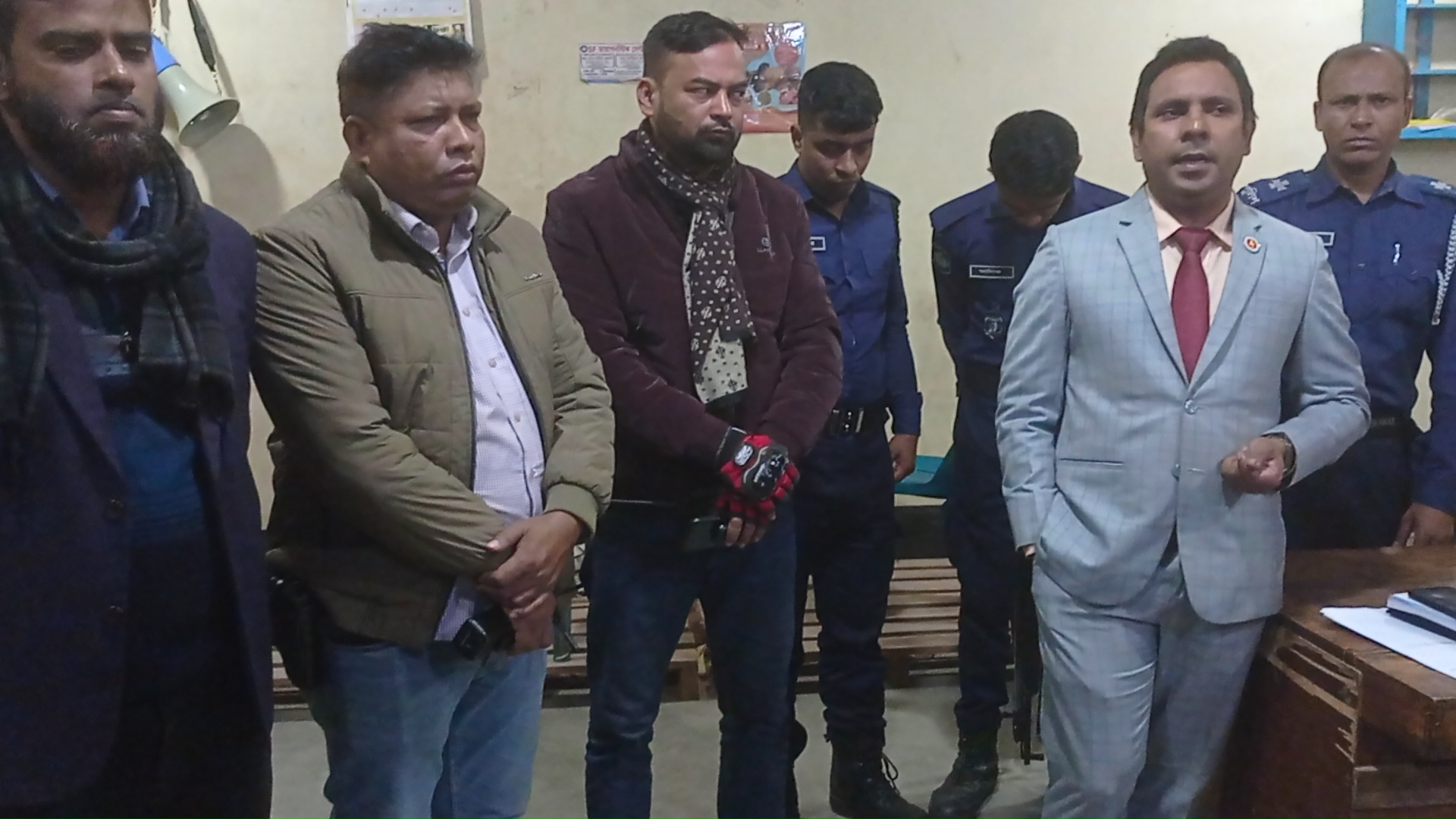 ফ্রিজে ভোট চেয়ে ডিটারজেন্ট পাউডার বিতরণ