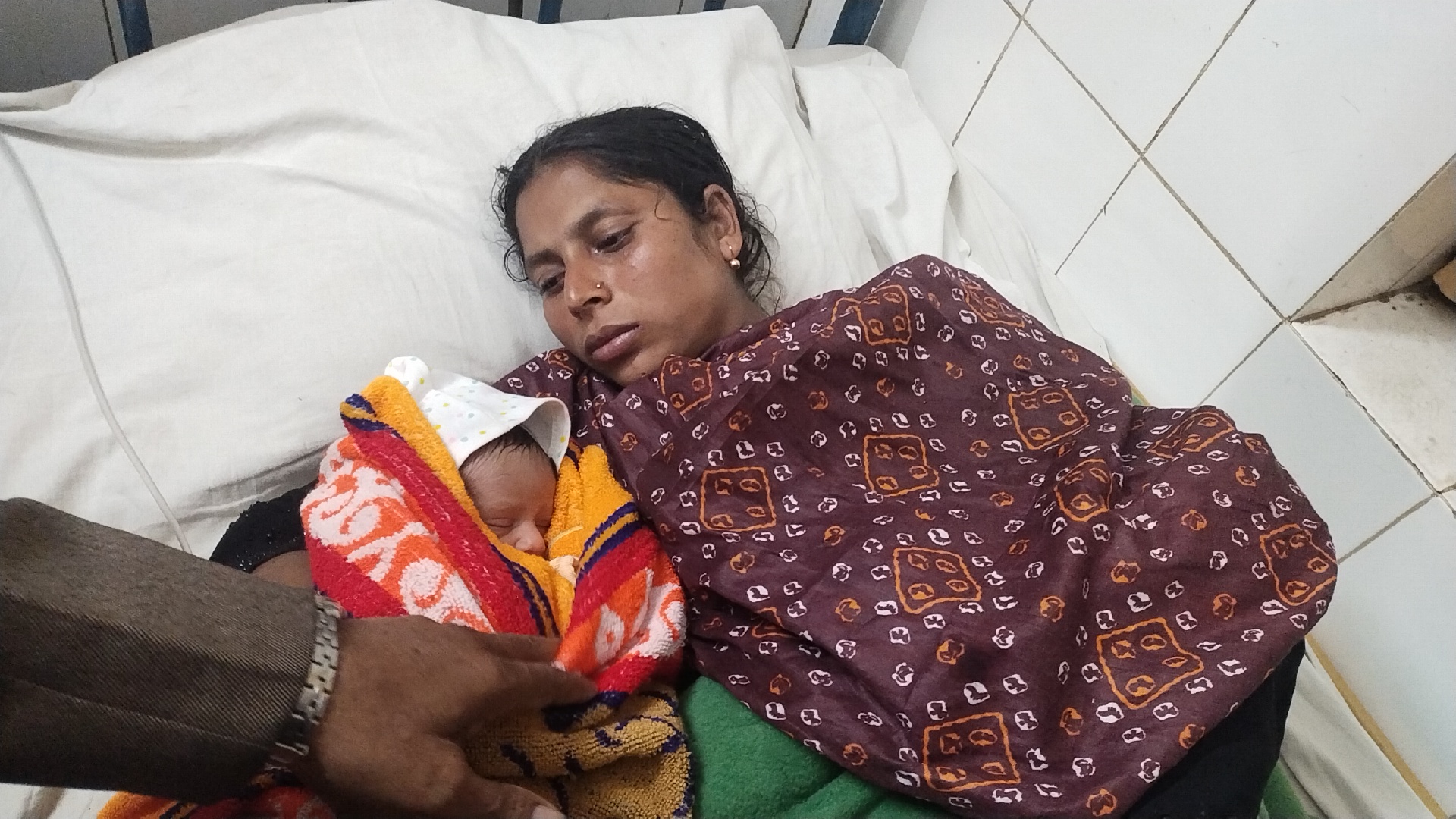 ৩৬ ঘণ্টা পর শিশু পুষ্প ফিরে পেল তার মায়ের কোল