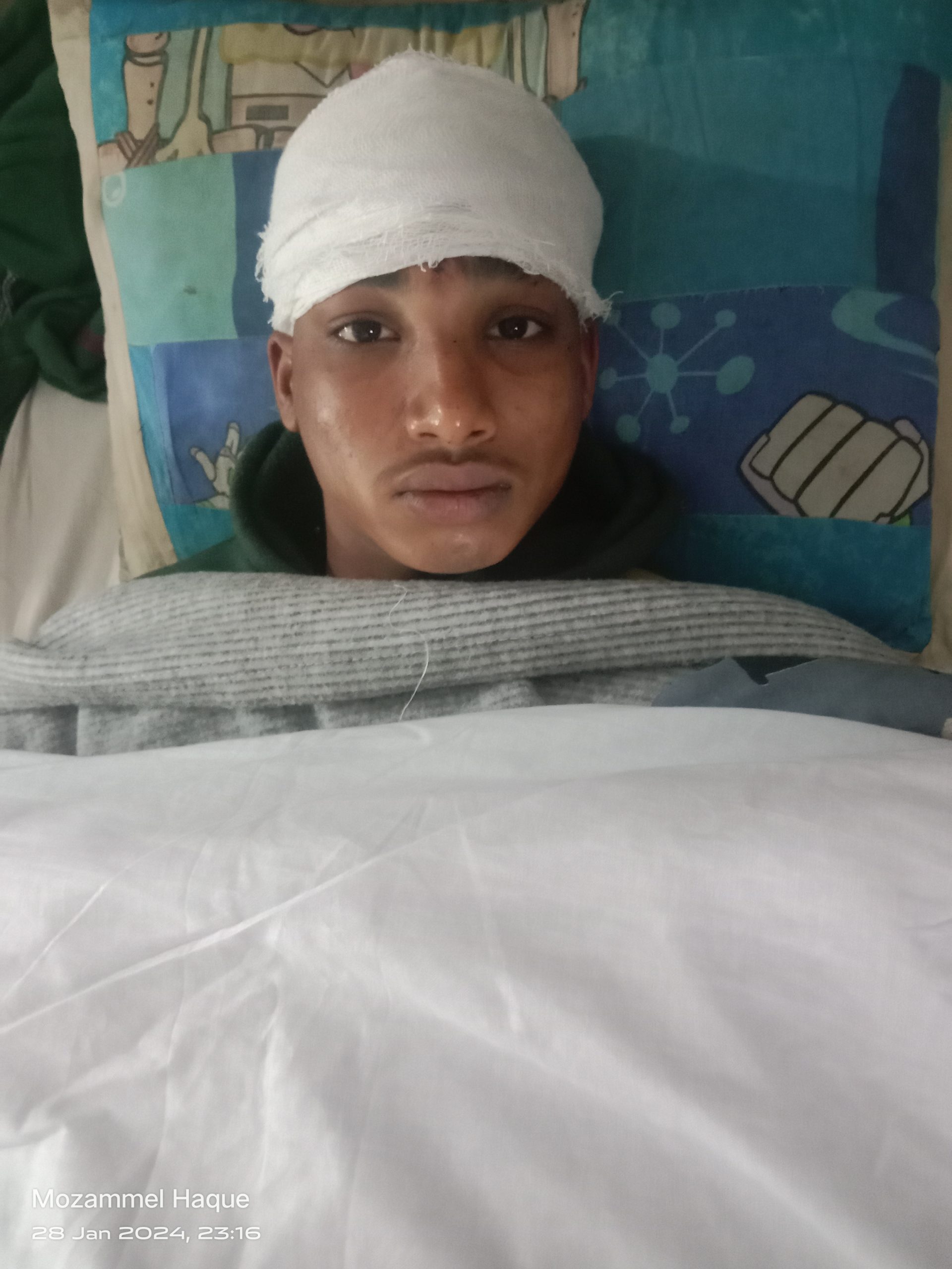 দামুড়হুদায় যাত্রী সেজে পাখিভ্যান ছিনতায়ের চেষ্টা; চালককে কুপিয়ে জখম, হাসপাতালে ভর্তি