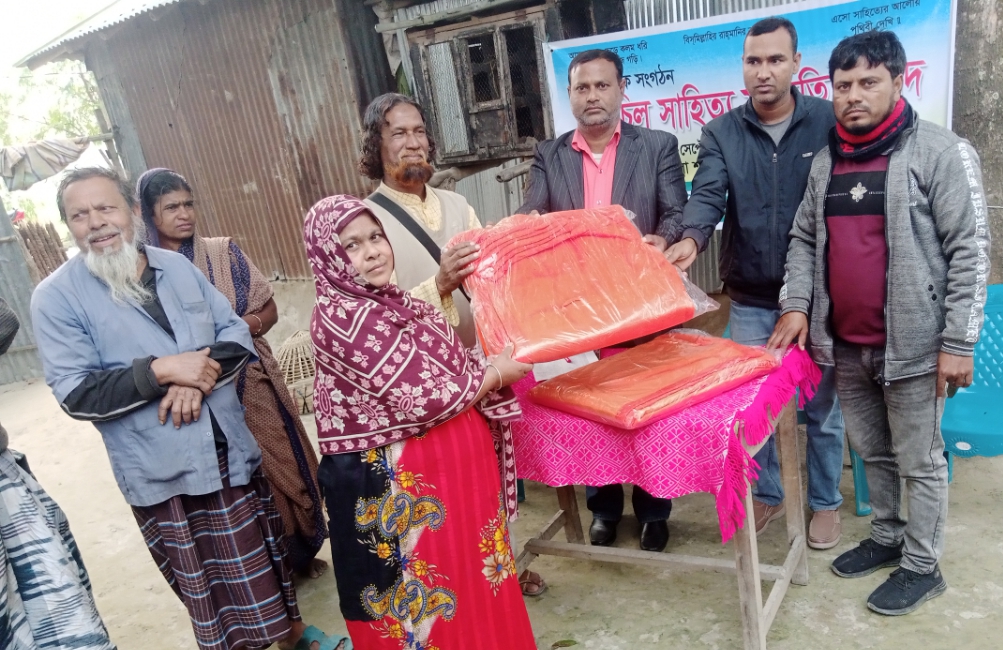 আলমডাঙ্গায় গরীব ও দুস্থদের মাছেঝ কম্বল বিতরণ