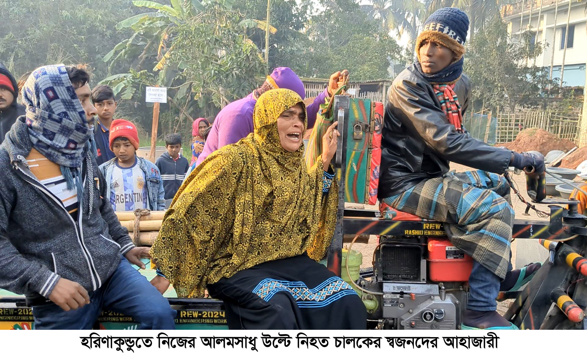 হরিণাকুণ্ডুুতে আলমসাধু উল্টে চালক নিহত