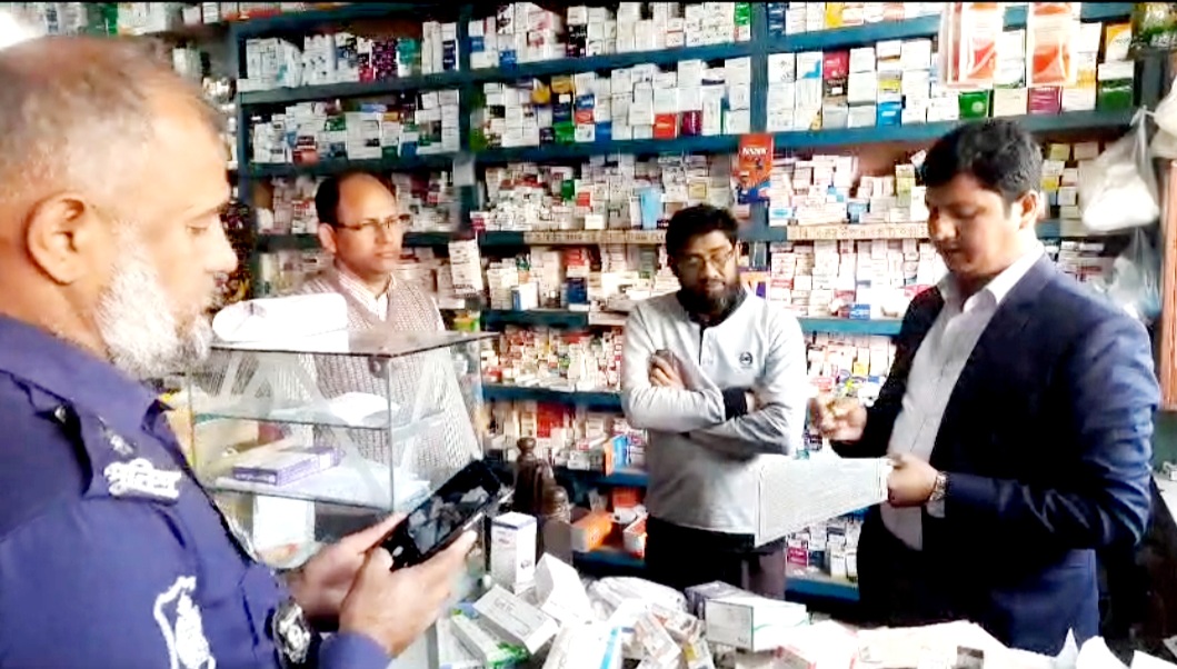 আলমডাঙ্গায় মেয়াদোত্তীর্ণ ও বিক্রয় নিষিদ্ধ ওষুধ বিক্রি;