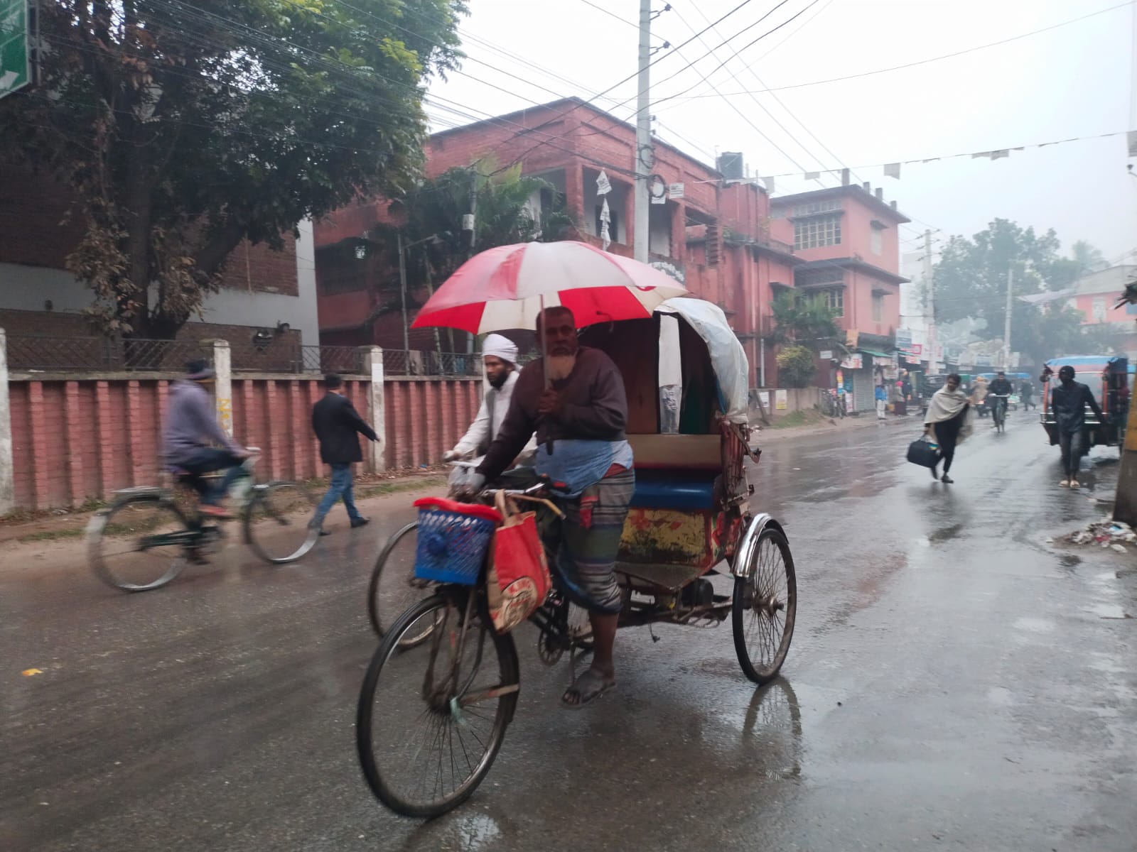 চুয়াডাঙ্গায় মাঘের শীতে আষাঢ়ের আমেজ, গুঁড়ি গুঁড়ি বৃষ্টিতে জনজীবনে দুর্ভোগ