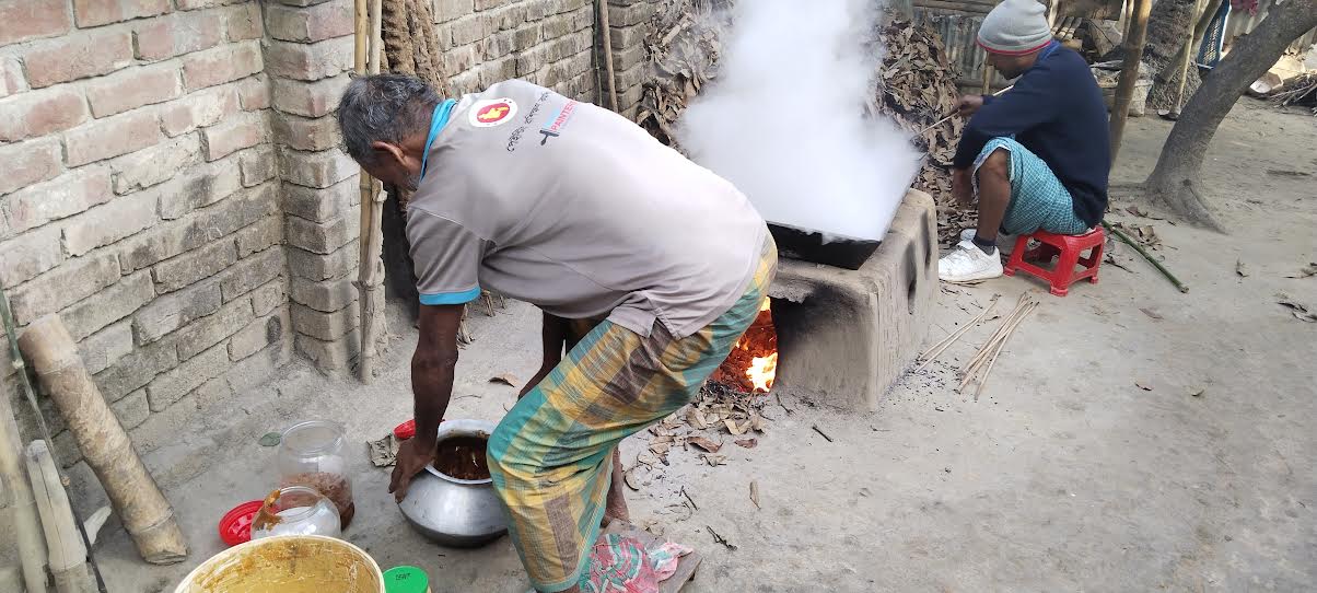 দামুড়হুদায় খেজুর গুড়ের সাথে চিনি মিশিয়ে বিক্রি!