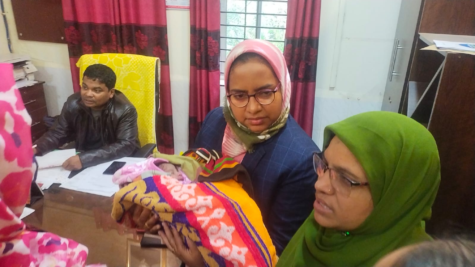 তালাকের ভয়ে বাঁচ্চাকে অন্যকে দিয়ে গেলেন মা