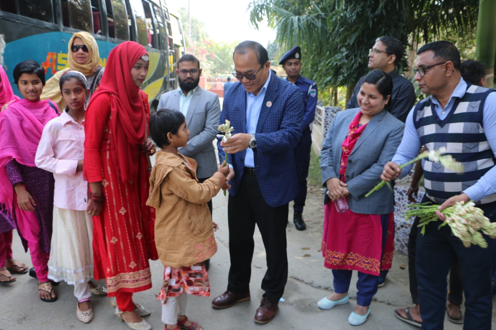 দিনব্যাপী সরকারি শিশু পরিবারের কন্যা শিশুদের সাথে আনন্দঘন সময় কাটালেন জেলা প্রশাসক