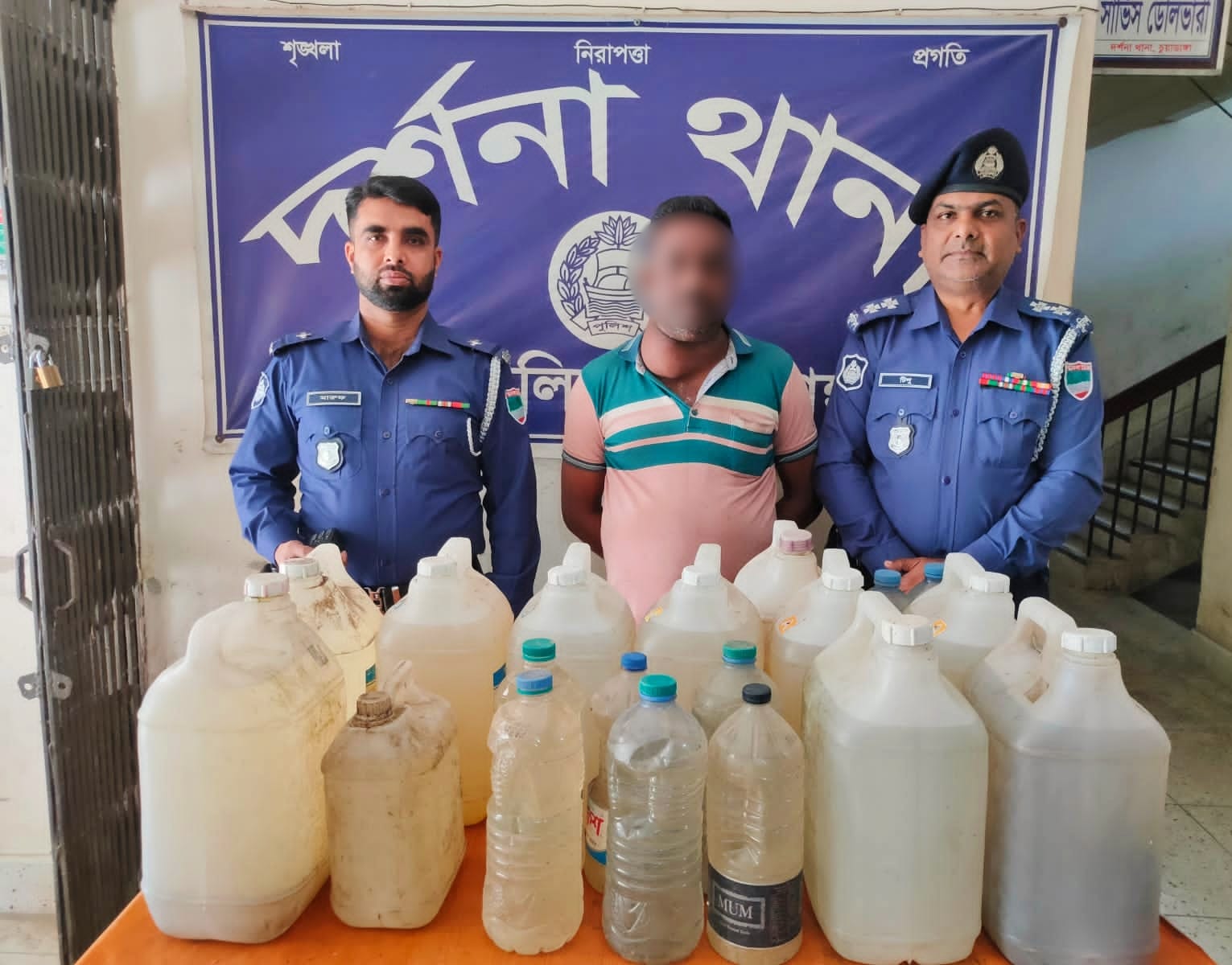 দর্শনায় ১২০ লিটার চোলাই মদসহ মাদক ব্যবসায়ী আটক