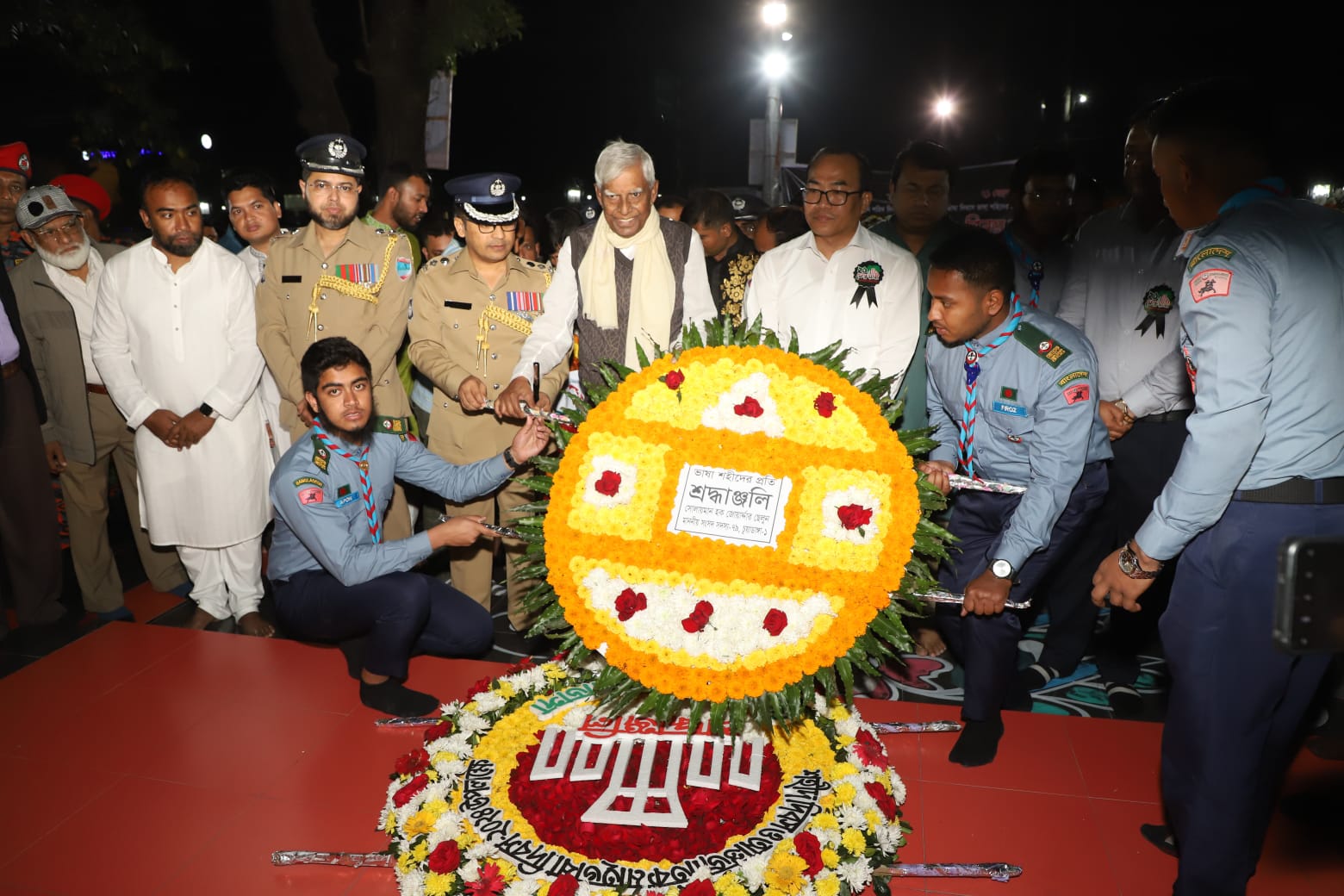 একুশের প্রথম প্রহরে শহিদদের প্রতি বিনম্র শ্রদ্ধা