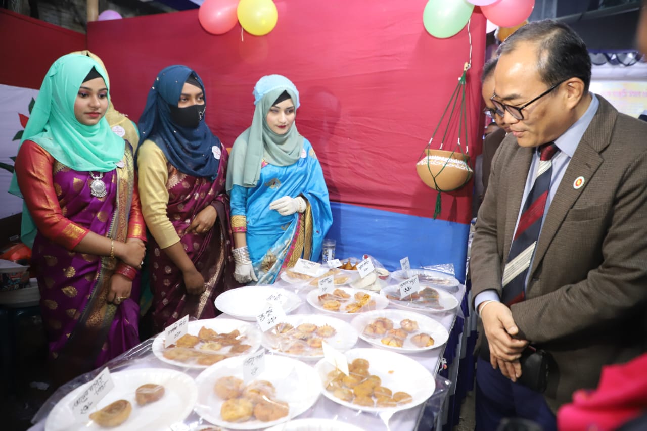 চুয়াডাঙ্গায় তিন দিনব্যাপী জাতীয় পিঠা ও লোক সংস্কৃতি উৎসবের উদ্বোধনকালে ডিসি কিসিঞ্জার চাকমা