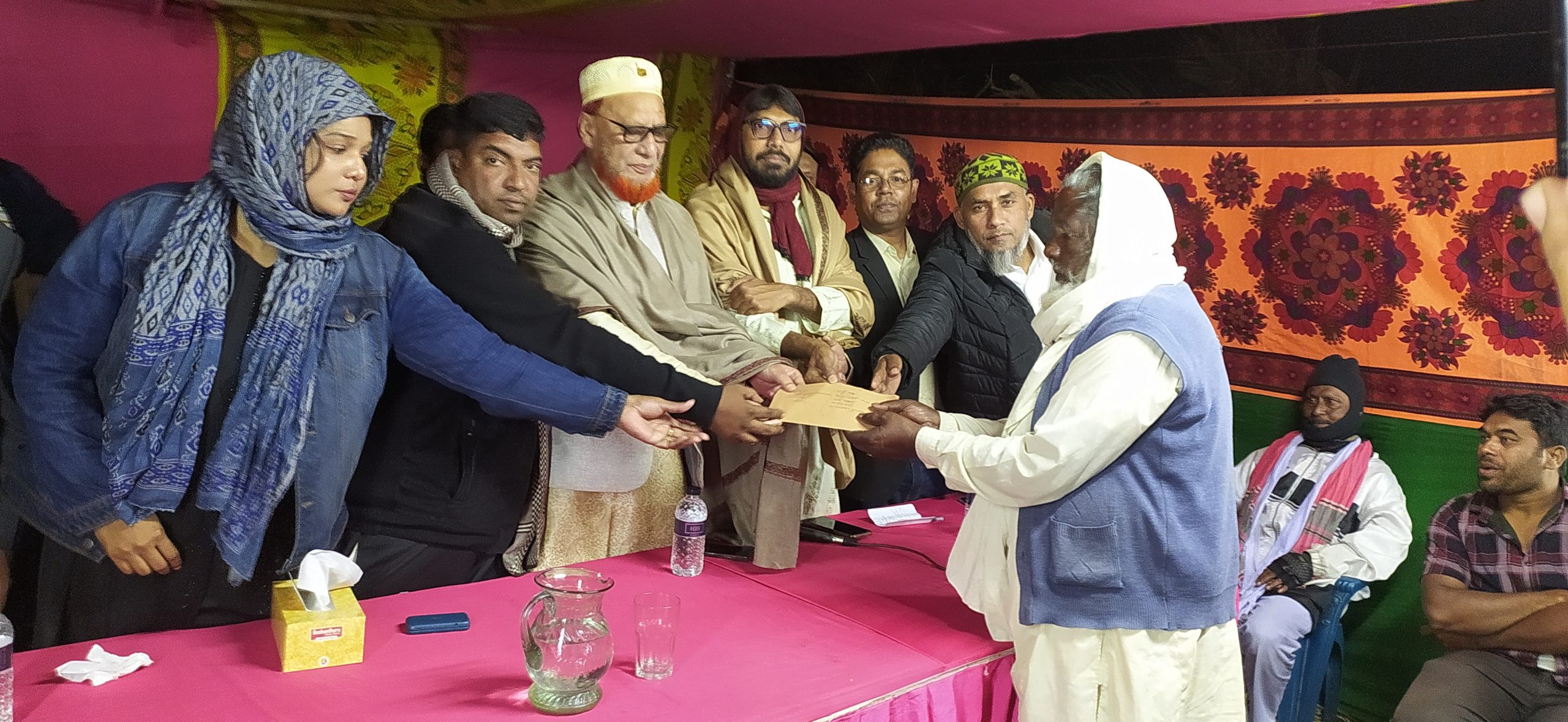 আলমডাঙ্গার খাসবাগুন্দা গ্রামের উমর আলী শাহের সাধুসঙ্গে অনুদান দিলেন দিলীপ কুমার আগরওয়ালা