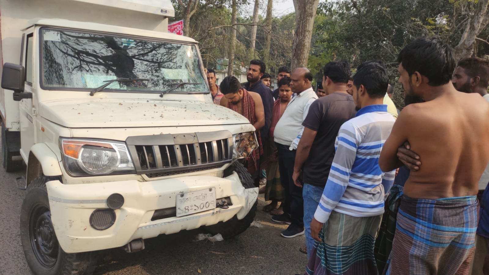 চার মাইলে কাভার্ড ভ্যানের ধাক্কায় আলমসাধু উল্টে খাদে