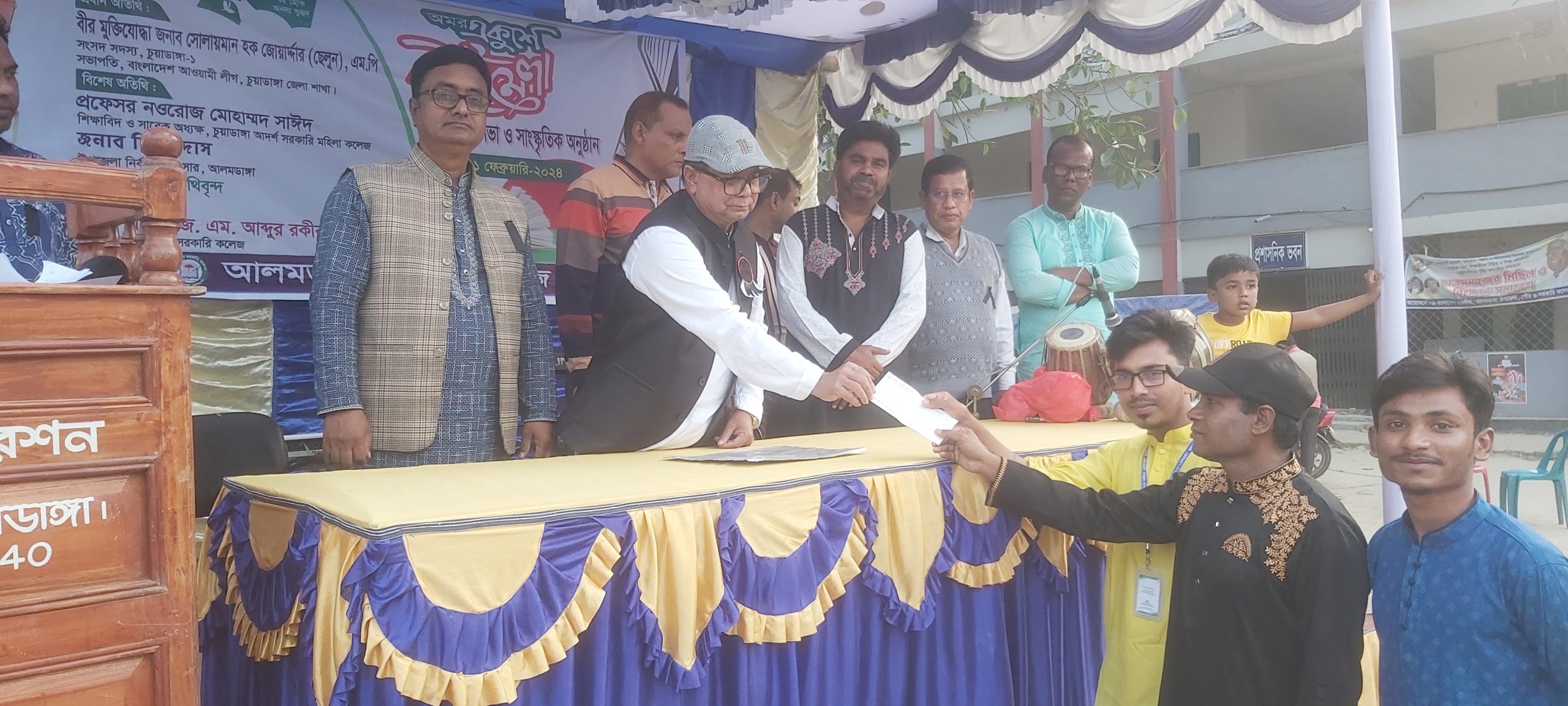 স্বয়ম্ভর লাইব্রেরিতে টাকা ও বই উপহার দিলেন অ্যাড. আমিনুল ইসলাম