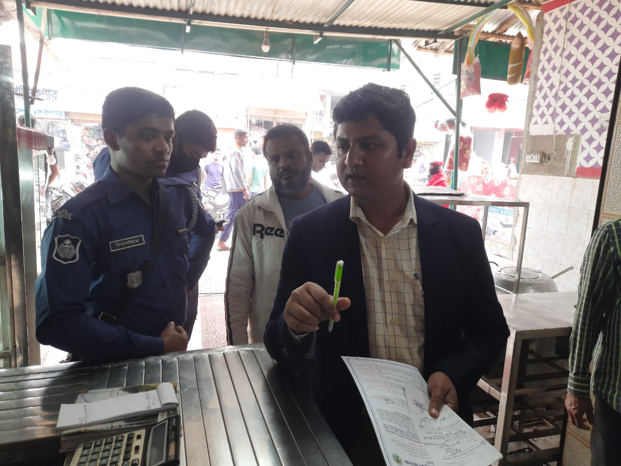 জীবননগরে নিম্নমানের পণ্য বিক্রি ও অস্বাস্থ্যকর পরিবেশে খাদ্যদ্রব্য তৈরি
