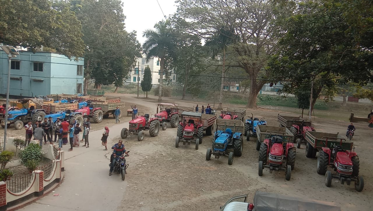 ট্রাক্টর ভাঙচুরের অভিযোগ, চালকদের ইউএনও অফিস ঘেরাও
