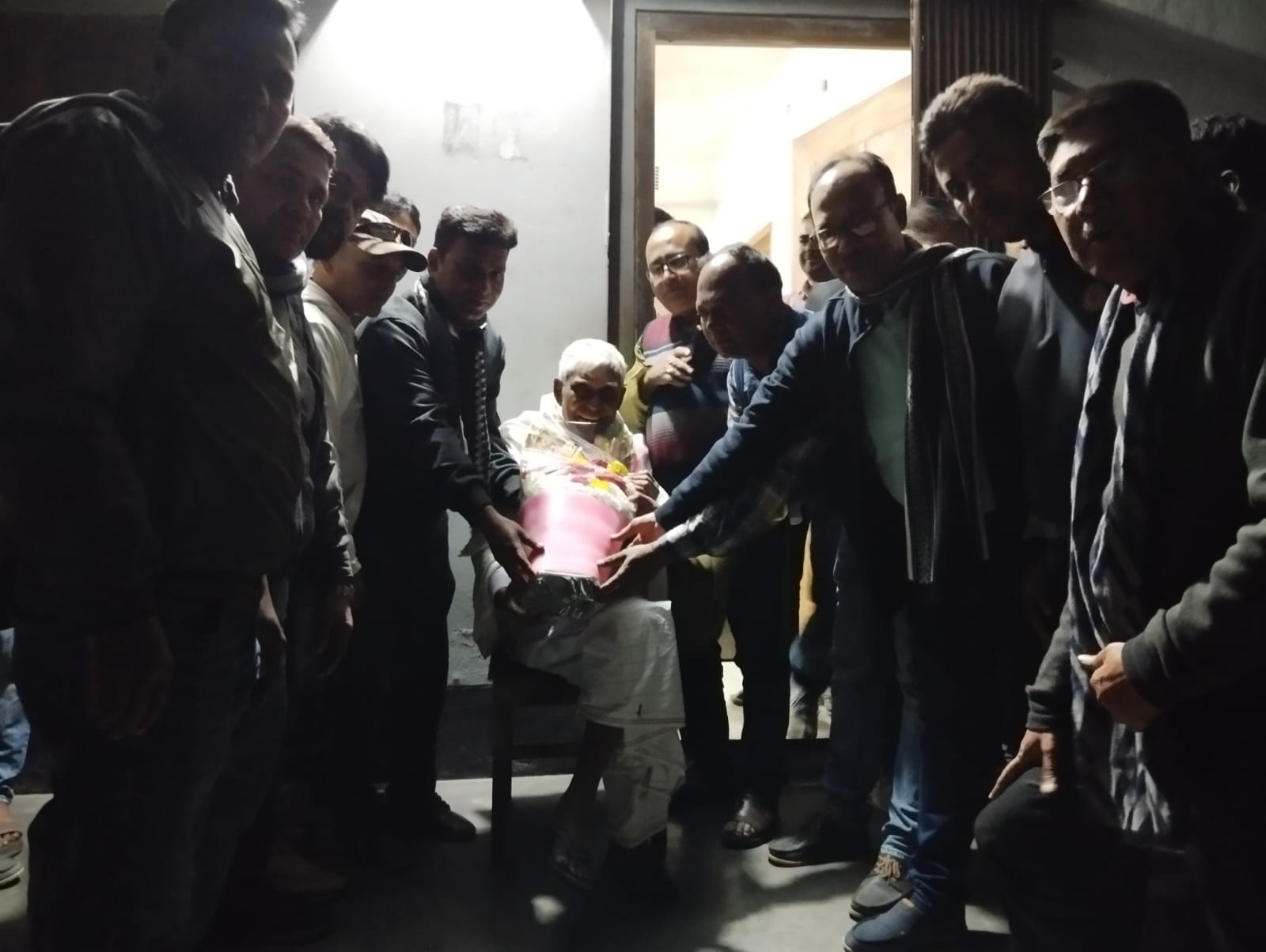 চুয়াডাঙ্গা প্রেসক্লাব ও সাংবাদিক সমিতির শুভেচ্ছা গ্রহণকালে ছেলুন জোয়ার্দ্দার এমপি
