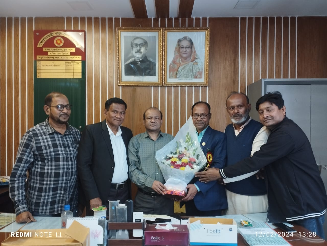 বিএমএ চুয়াডাঙ্গার ভারপ্রাপ্ত সম্পাদক ডা. আতাউর ও প্রেসক্লাবের সভাপতি রাজিব হাসানকে ফুলেল শুভেচ্ছা