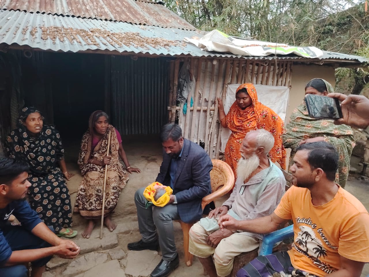 দামুড়হুদার সেই প্রসূতি মায়ের পাশে দাঁড়ালেন চেয়ারম্যান হযরত আলি
