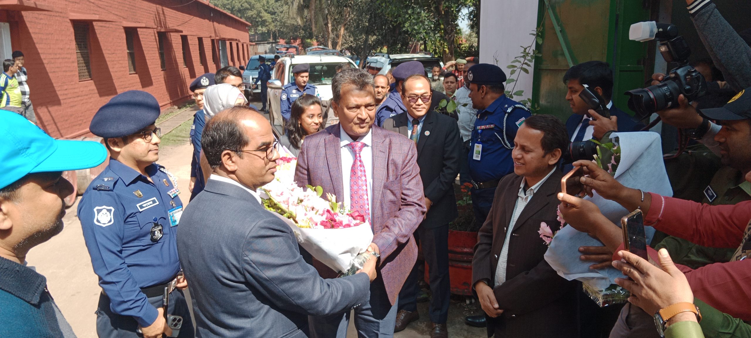 দর্শনা কেরু চিনিকল, সীমান্ত চেকপোস্ট ও ডিসি ইকোপার্ক পরিদর্শন করলেন স্বরাষ্ট্রসচিব মোস্তাফিজুর রহমান