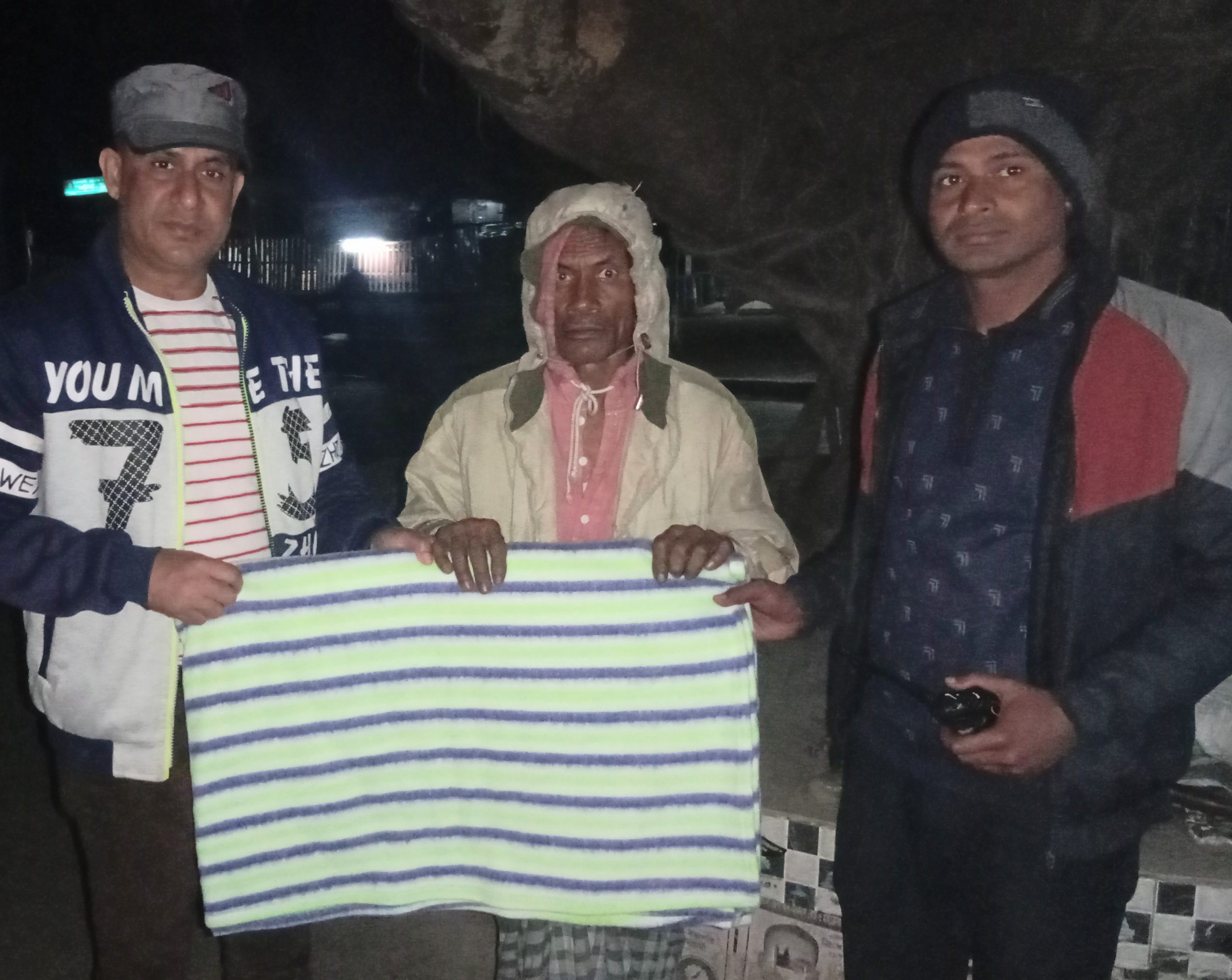 দামুড়হুদায় নৈশপ্রহরী ও অসহায় পথচারীদের মাঝে কম্বল বিতরণ
