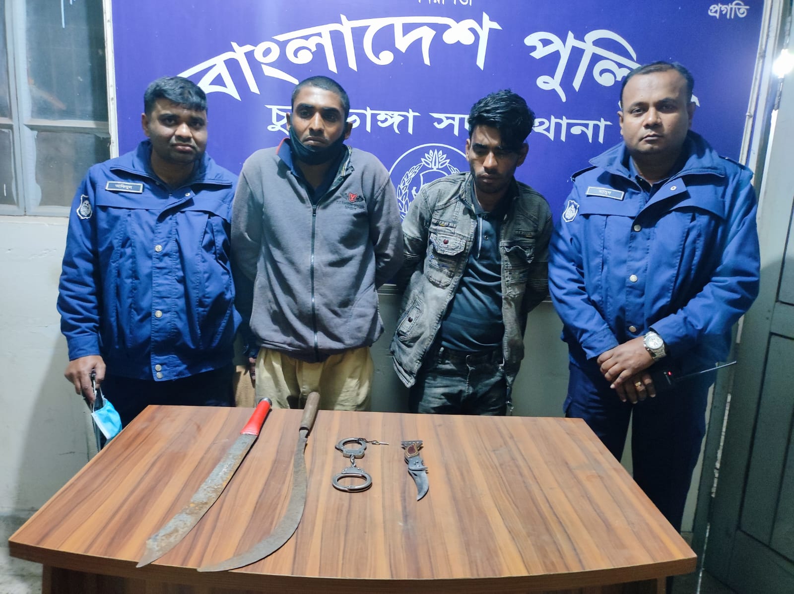 চুয়াডাঙ্গায় ডাকাতির প্রস্তুতিকালে দেশি অস্ত্রসহ দুজন আটক