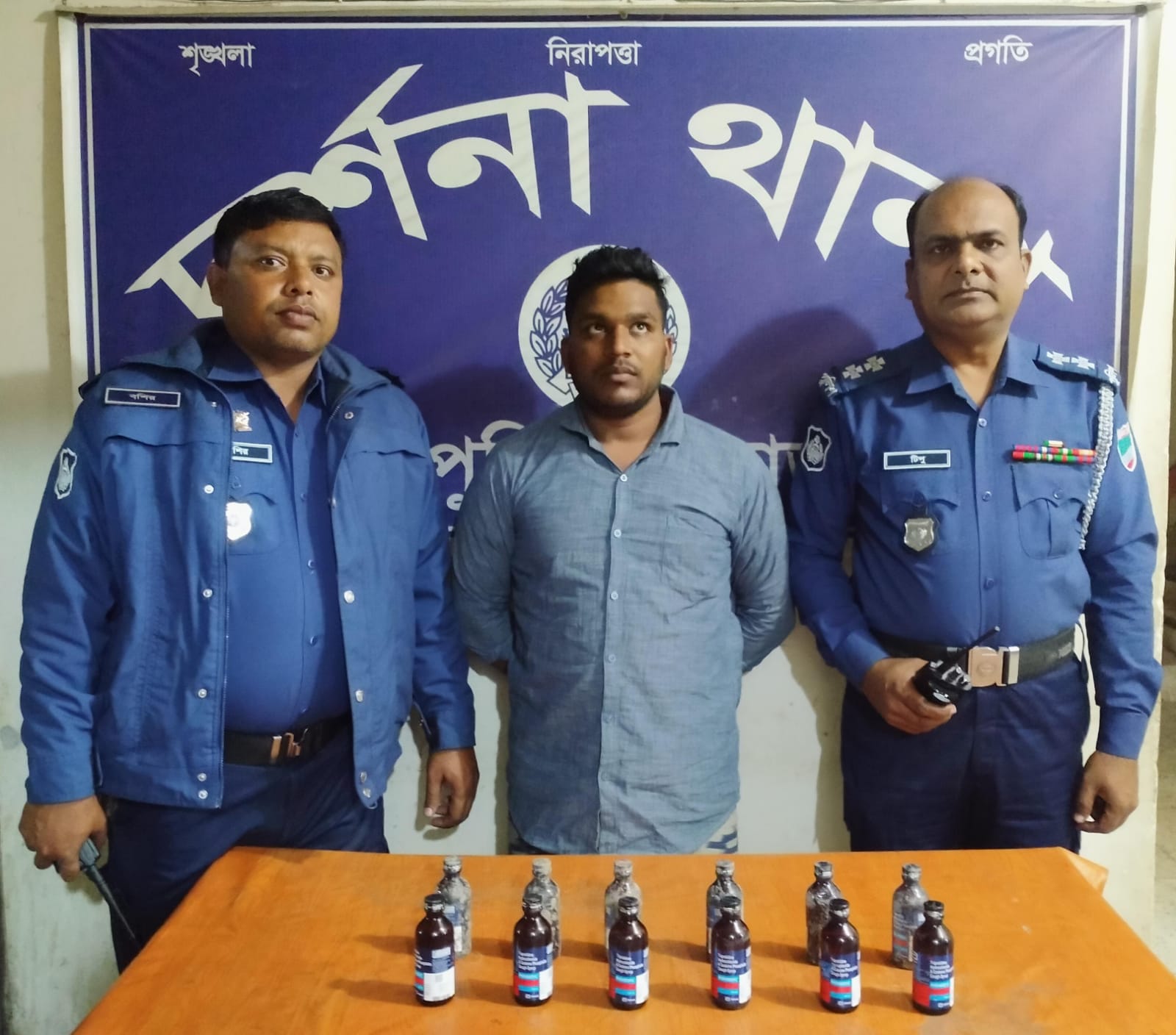 ৫৮ বোতল ফেন্সিডিলসহ দুজন আটক; পিকআপ জব্দ