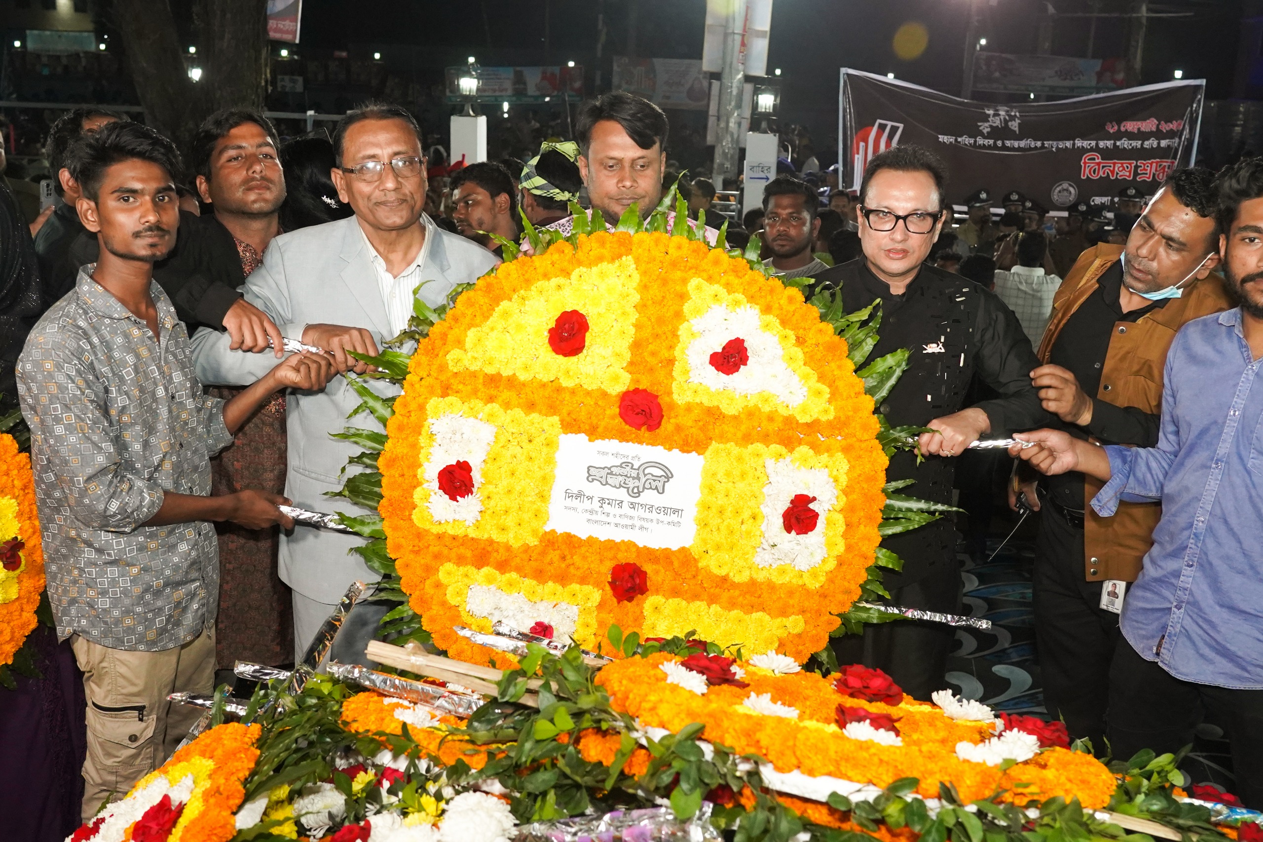 একুশের প্রথম প্রহরে দিলীপ কুমার আগরওয়ালার শ্রদ্ধাঞ্জলী নিবেদন
