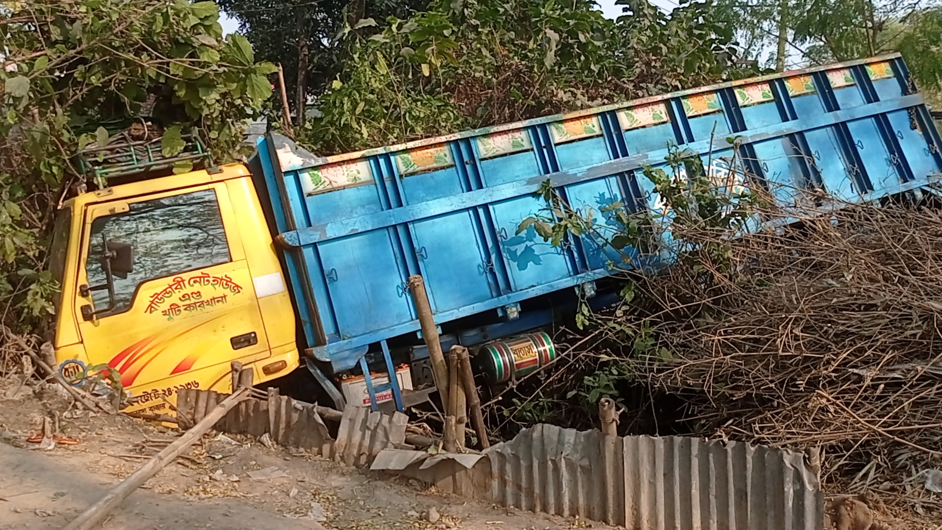 বাইসাইকেল চালকের মৃত্যু, দুই যুবক জখম