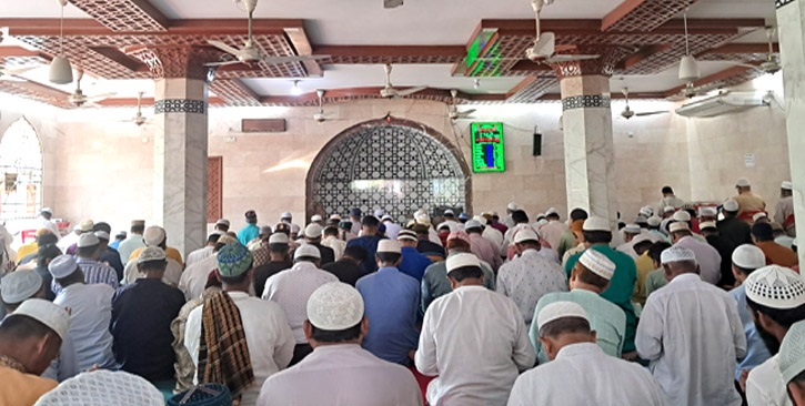 চুয়াডাঙ্গায় পবিত্র রমজানের দ্বিতীয় জুমায় মসজিদে মুসল্লিদের উপচে পড়া ভিড়