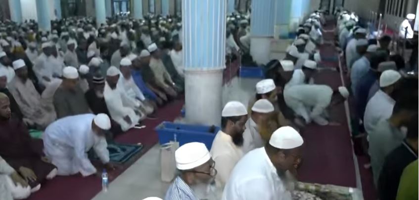 চুয়াডাঙ্গায় নিত্যপ্রয়োজনীয় পণ্যের দোকানে উপচে পড়া ভিড়, দাম বেশির অভিযোগ