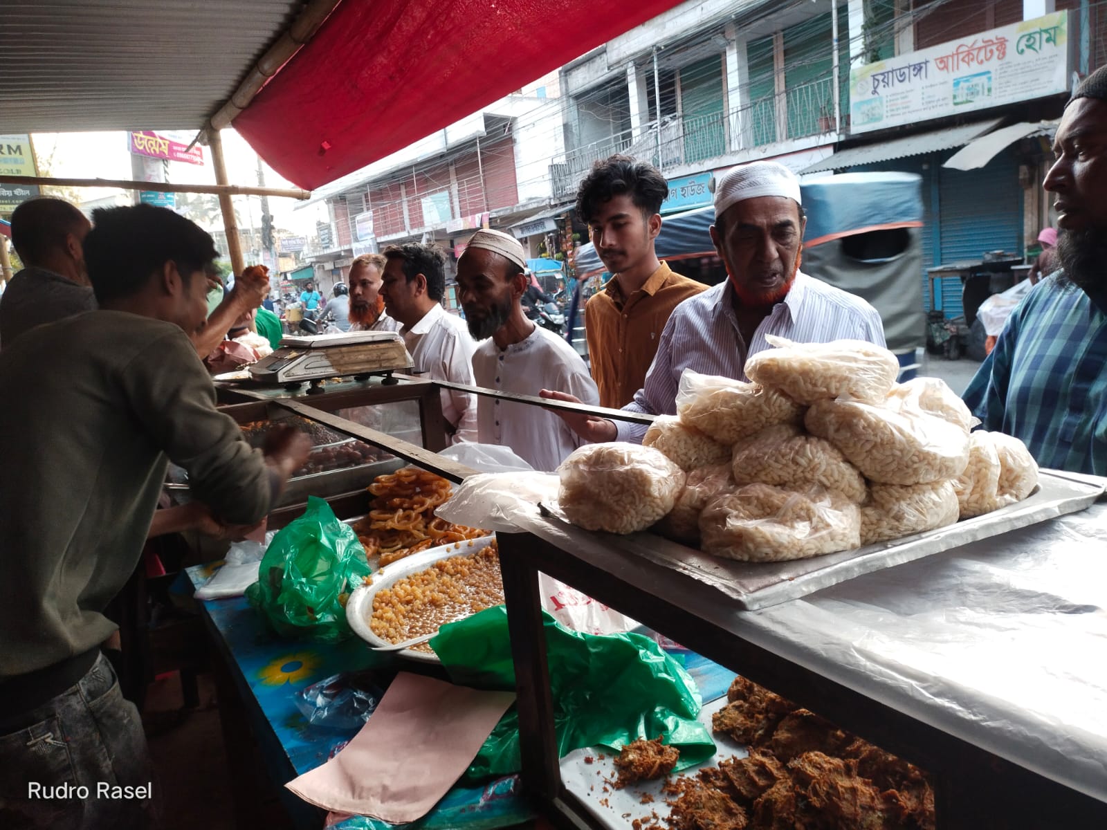 চুয়াডাঙ্গায় প্রথম দিনের ইফতারের বাজারে রোজাদারদের উপচে পড়া ঢল