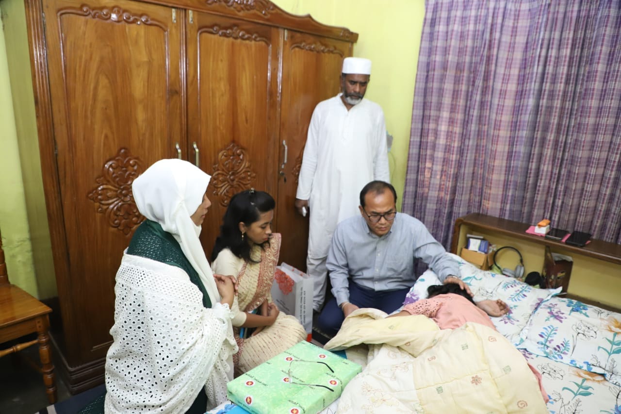 দর্শনার জটিল রোগে আক্রান্ত শিশু আরাবীর চিকিৎসায় নগদ সহায়তা করলেন ডিসি