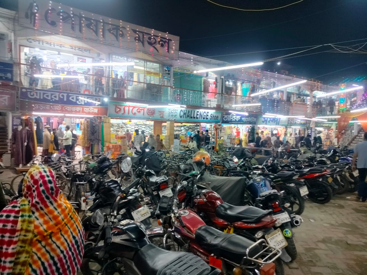 চুয়াডাঙ্গায় সাপ্তাহিক ছুটির দিনে জমজমাট ঈদের বাজার, মার্কেটে উপচে পড়া ভিড়