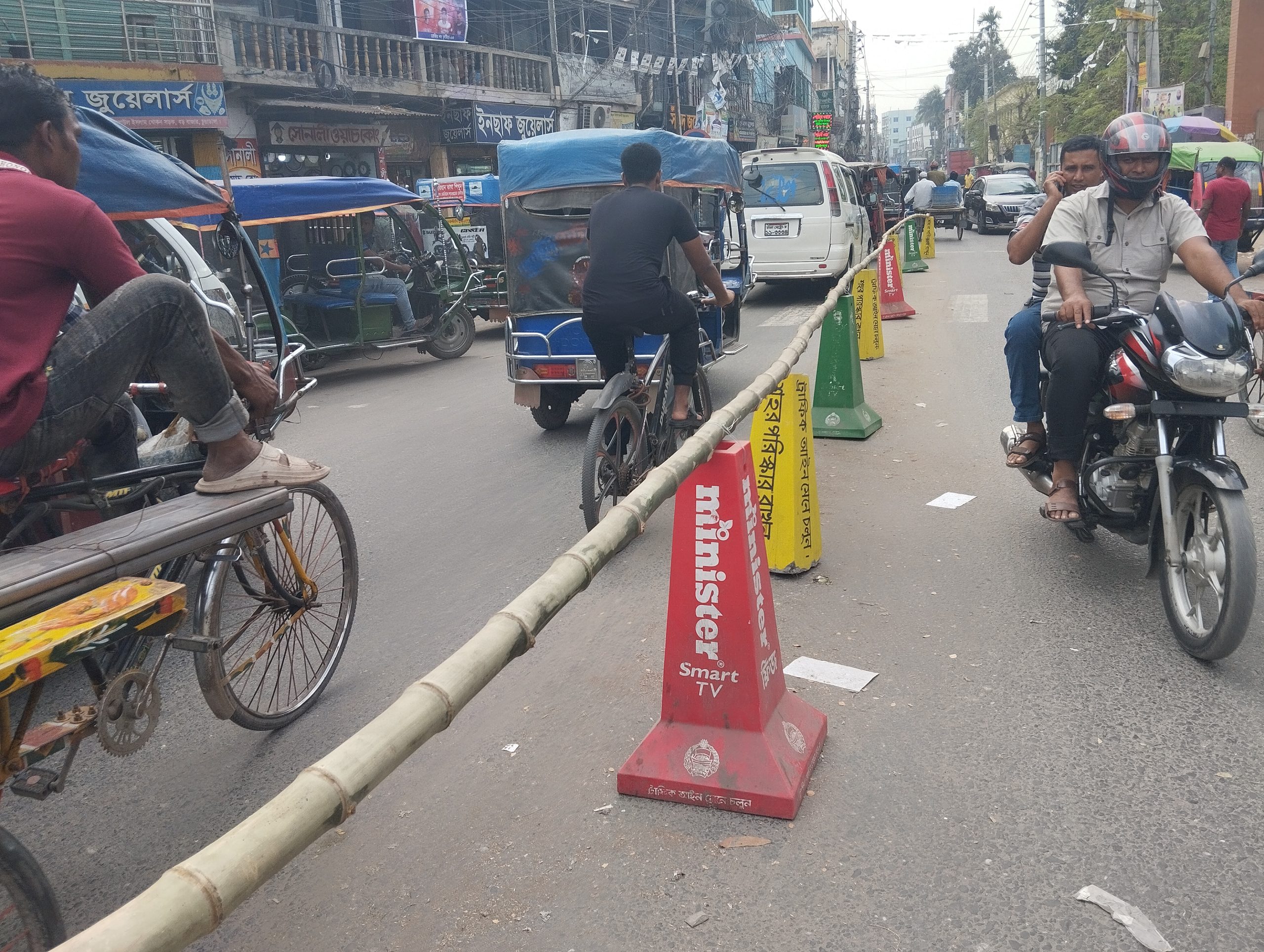 চুয়াডাঙ্গা শহরে অস্থায়ী সড়ক বিভাজক দিয়ে সুনাম কুড়িয়েছে জেলা পুলিশ