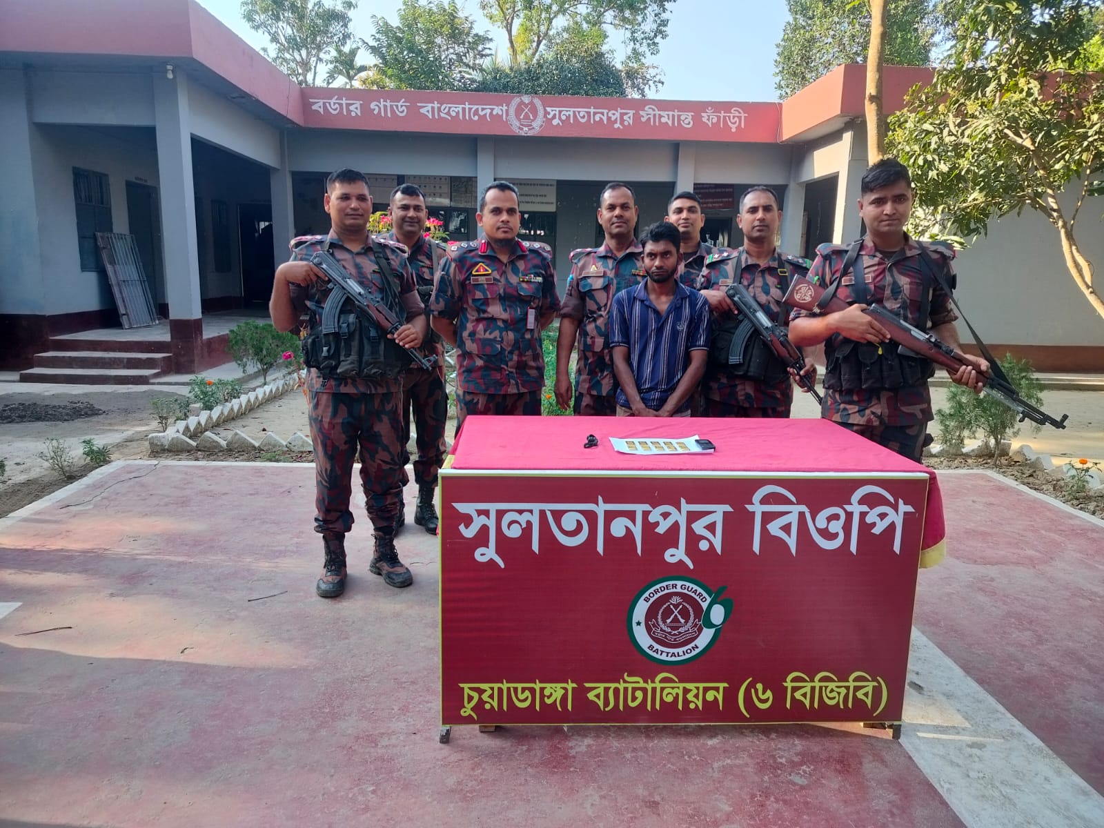 দর্শনা থেকে ১০টি স্বর্ণেরবারসহ আল-মামুন আটক