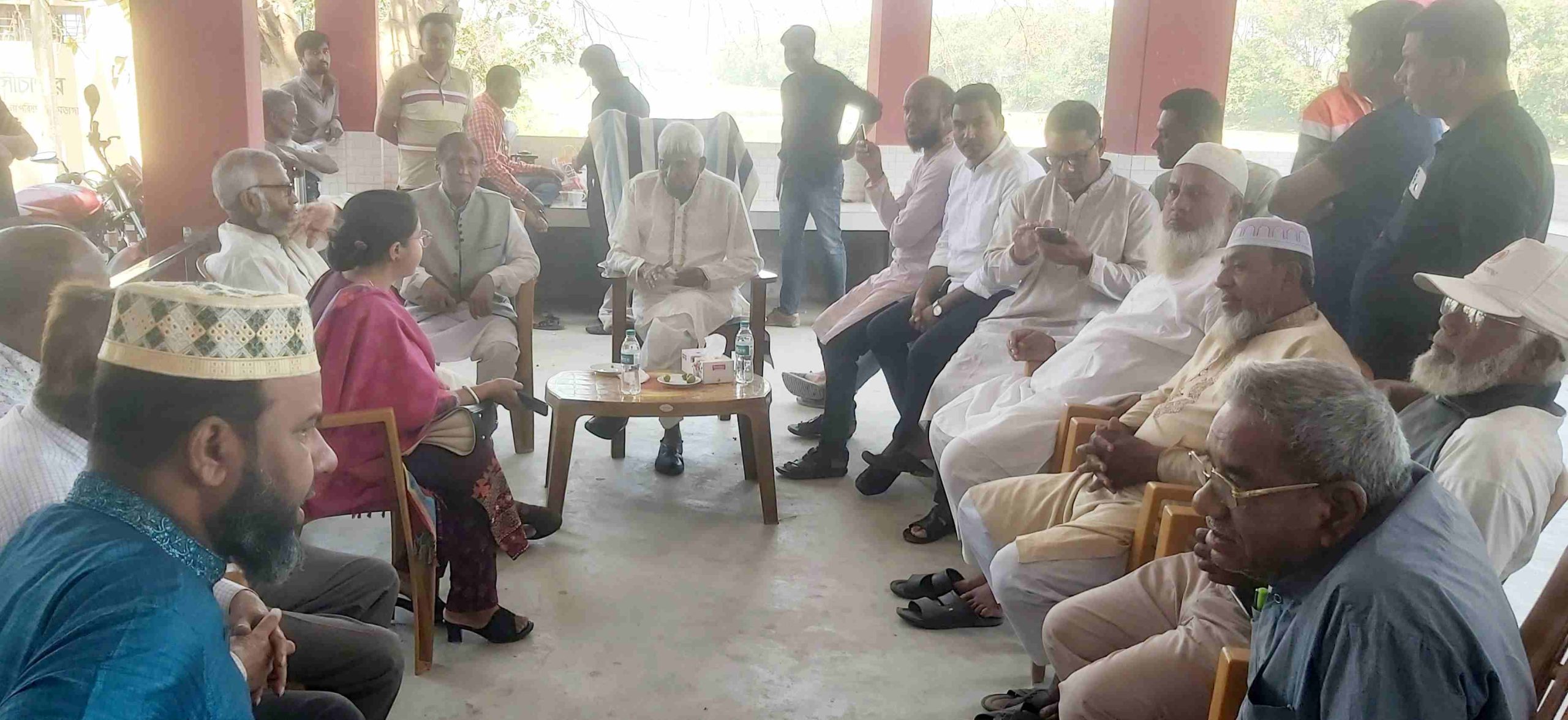 আলমডাঙ্গায় বধ্যভূমি পরিদর্শন ও নেতা-কর্মীদের সাথে মতবিনিময়কালে এমপি ছেলুন জোয়ার্দ্দার