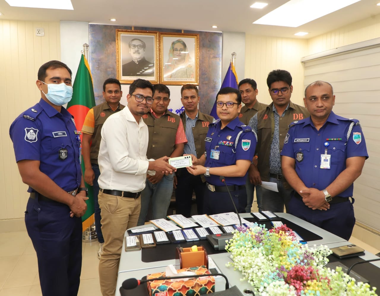 চুয়াডাঙ্গায় হারানো ৩৪টি মোবাইল ও খোয়া যাওয়া টাকা উদ্ধার করল পুলিশ