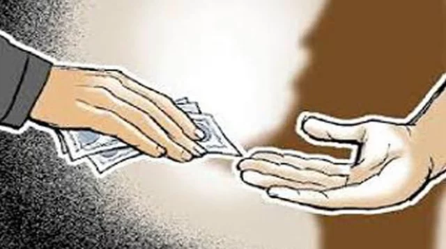 অবশেষে টাকা ফেরত দিলেন সংশ্লিষ্ট পুলিশ সদস্যরা