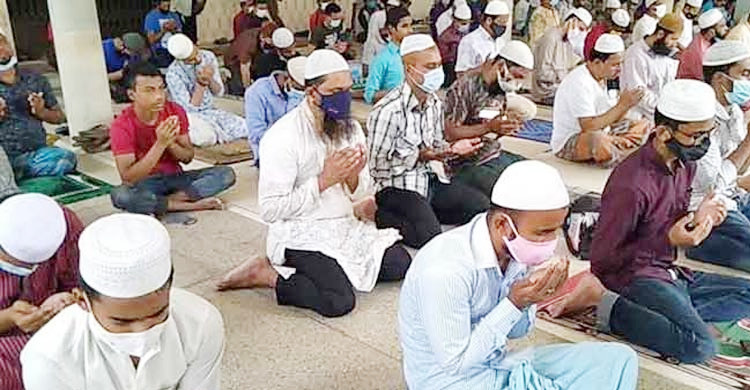 রোজার তৃতীয় জুমার নামাজ শান্তিপূর্ণভাবে আদায় করলেন মুসল্লিরা