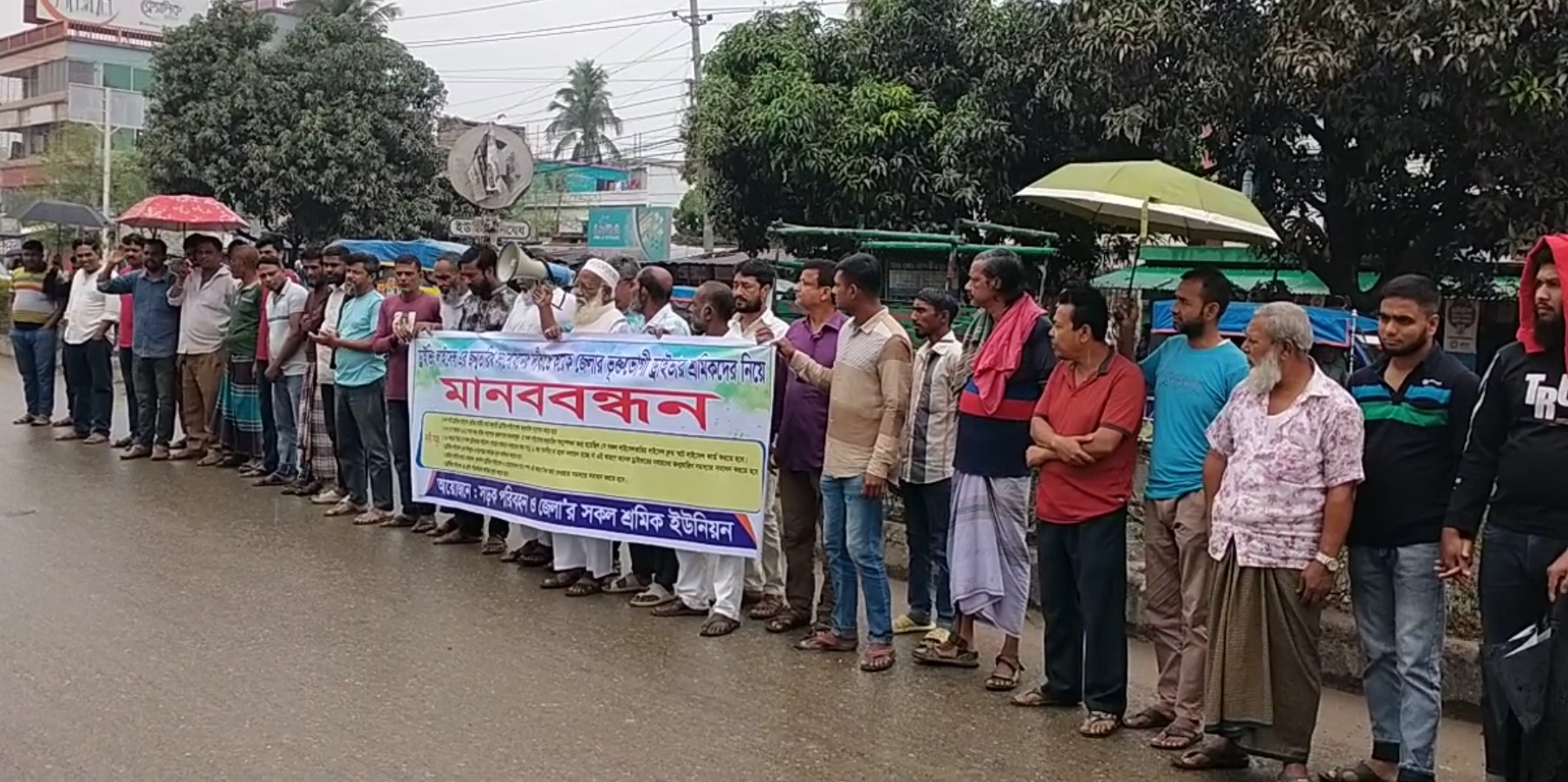 চুয়াডাঙ্গায় ড্রাইভিং লাইসেন্স নবায়নের দাবিতে চালকদের মানববন্ধন