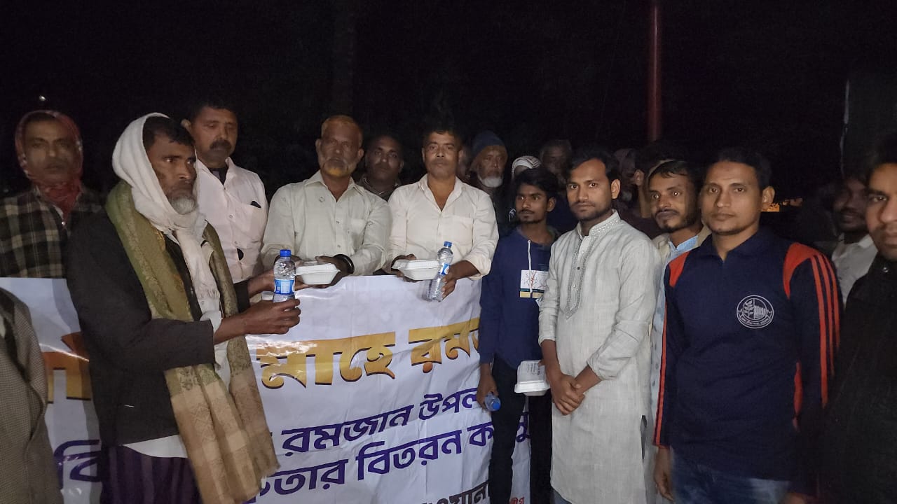 আলমডাঙ্গায় ফ্রি সেহরি বিতরণকালে আ.লীগ নেতা দিলীপ কুমার আগরওয়ালা