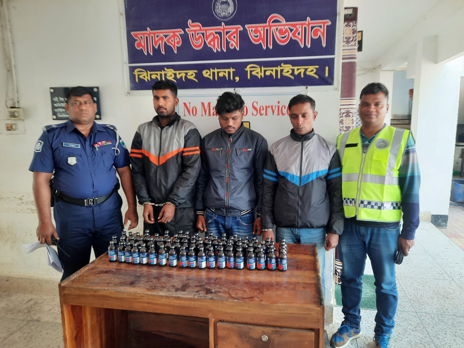 ঝিনাইদহে ফেনসিডিলসহ তিন মাদক কারবারি আটক