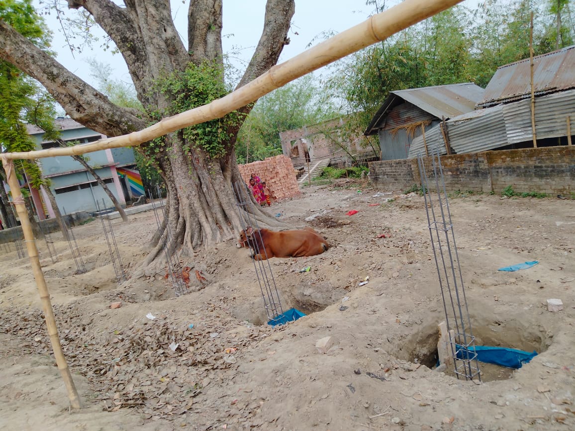 বিদ্যালয়ের প্রাচীর নির্মাণ, কয়েকটি পরিবার ‘অবরুদ্ধ’