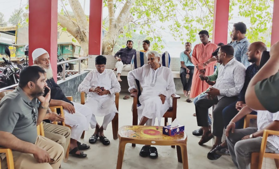 আলমডাঙ্গা বধ্যভূমি পরিদর্শন ও নেতা-কর্মীদের সাথে মতবিনিময়কালে এমপি ছেলুন জোয়ার্দ্দার
